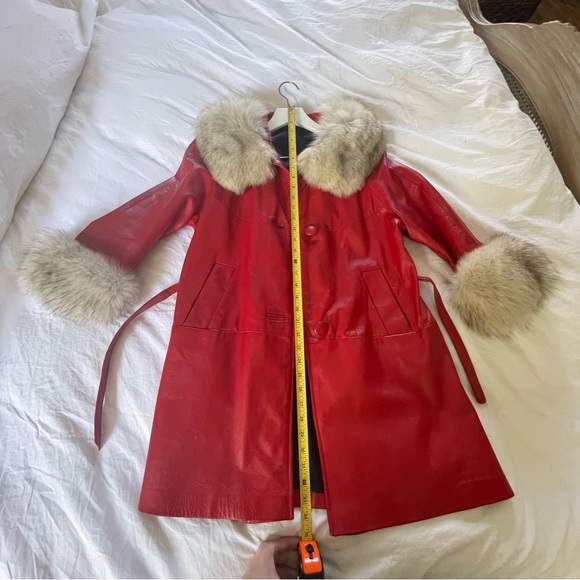 🍒 SOLD 🍒 VINTAGE • cherry red leather trench coat w cream fur collar and cuffs - Picture 12 of 15